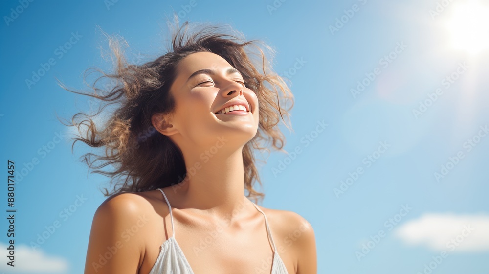 Naklejka premium Young woman with a toothy smile With a bright sky background