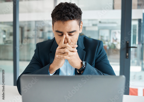 Canvastavla Businessman, laptop and working with glitch, stress and software malfunction for deadline at office