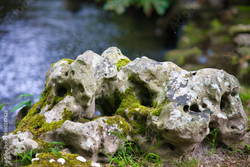 Rochers aux bords de l'eau