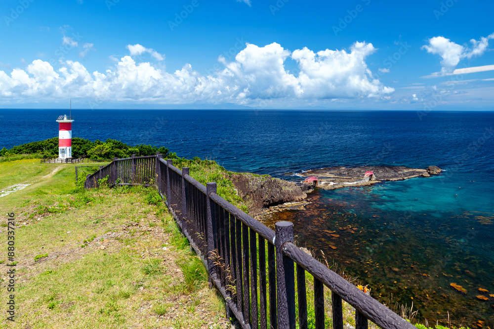 Obraz premium 【青森県今別町】高野崎灯台から岩場を結ぶ潮騒橋と渚橋。ゴツゴツした岩場で釣りや磯遊びが楽しめる