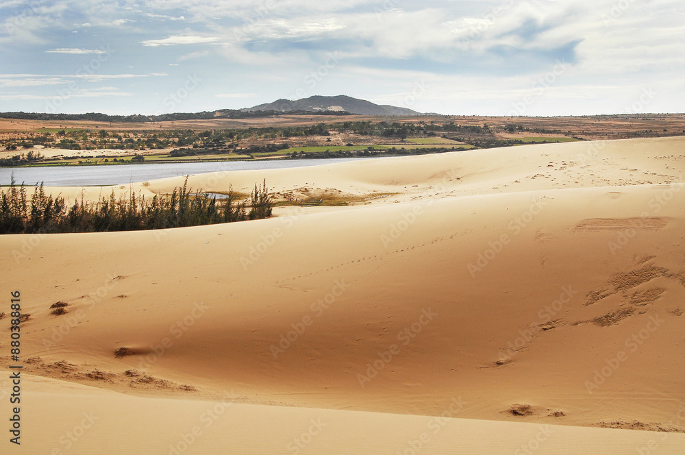 베트남 무이네 화이트 샌듄에 있는 호수.	