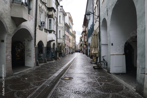 Blick in die Laubengasse von Meran an einem verregneten Tag