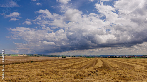 Felder und Wolkenstimmung im Sommer