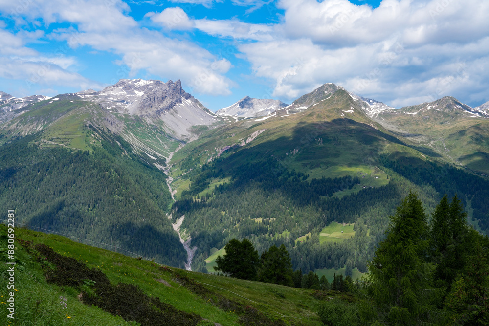 Fototapeta premium Alpenpanorama im Graubünden in der Schweiz