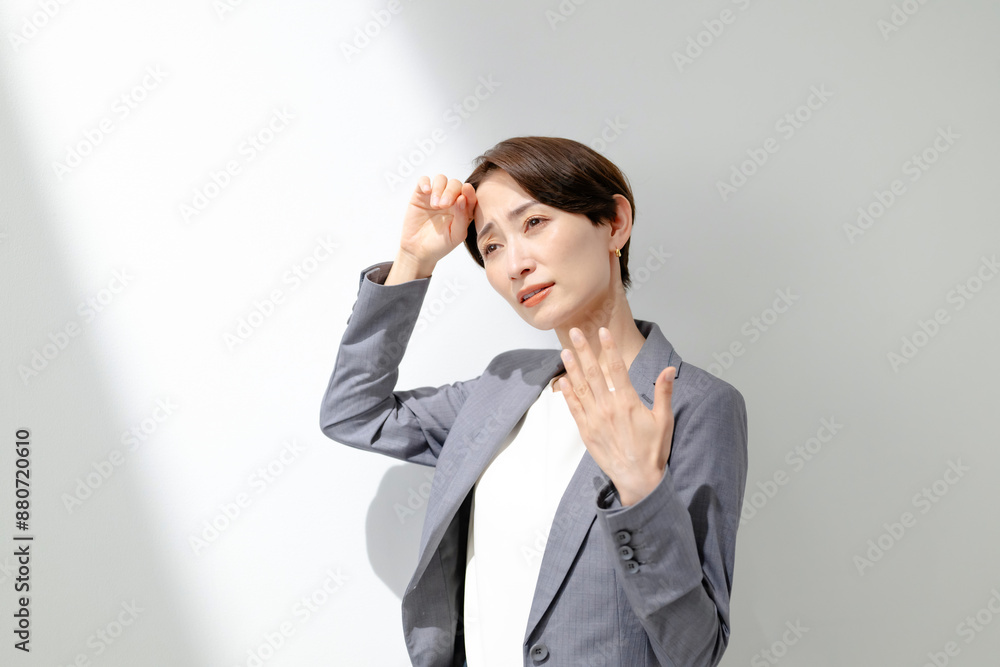 暑がる女性 暑がる女性