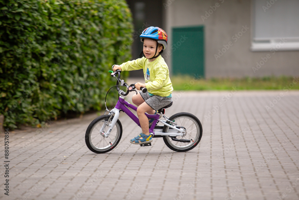 Fototapeta premium Kleinkind lernt Fahrrad fahren