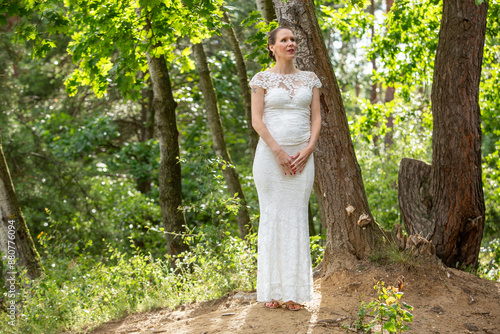 Hochzeits-Fotoshooting in der sommerlichen Natur photo