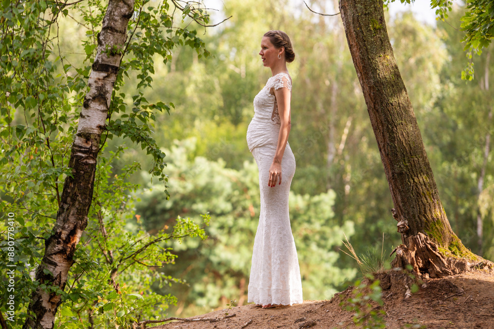 Hochzeits-Fotoshooting in der sommerlichen Natur Hochzeits-Fotoshooting in der sommerlichen Natur