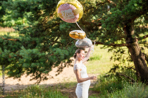 Hochzeits-Fotoshooting in der sommerlichen Natur photo