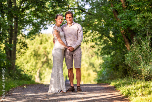 Wallpaper Mural Hochzeits-Fotoshooting in der sommerlichen Natur Torontodigital.ca