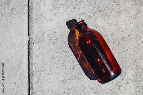 Foto Overhead shot of an empty beer bottle on a sunny day