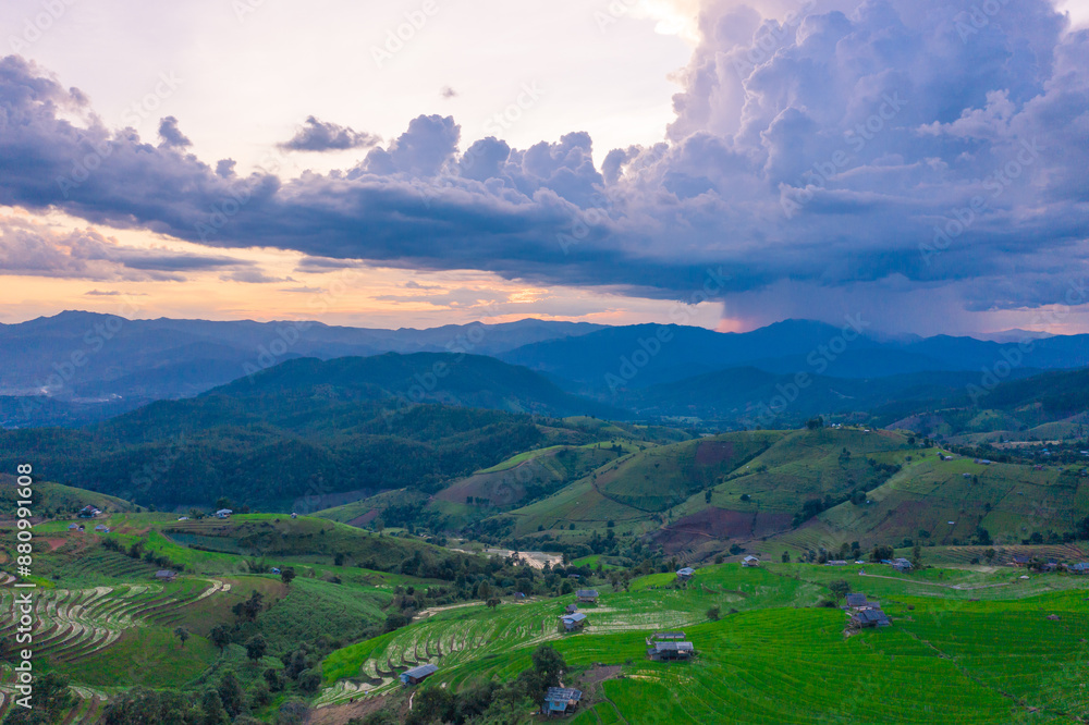 Obraz premium Golden time of sunset at Rice terrace in Baan-Pa-Bong-Piang, Chiangmai,Thailand