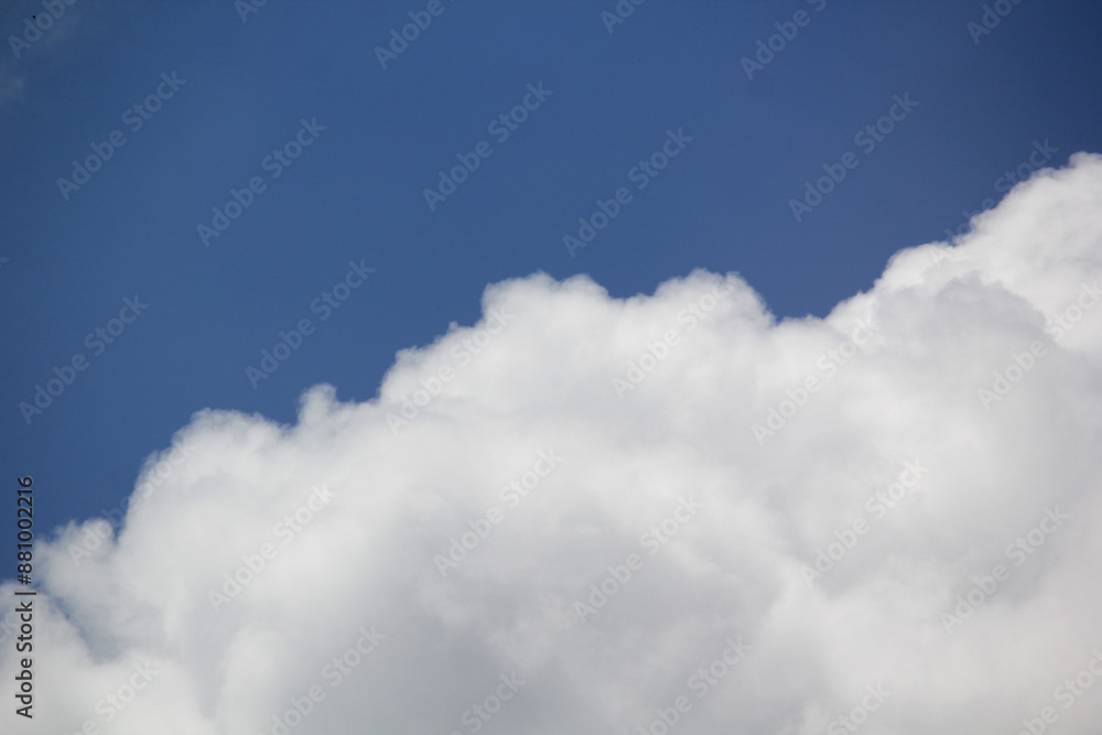 Obraz premium clouds with blue sky background at afternoon