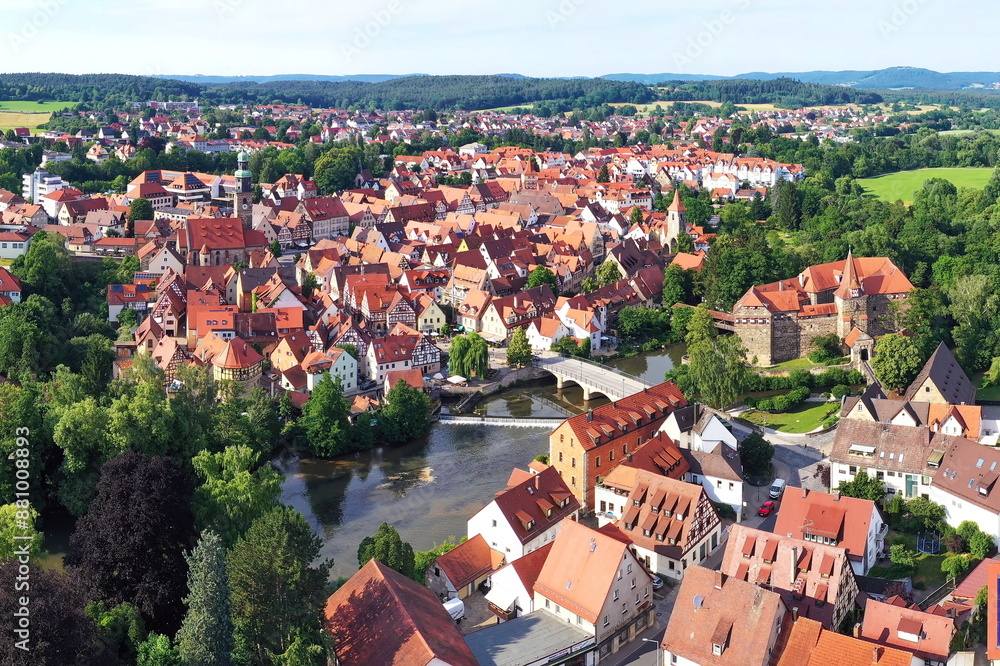 Fototapeta premium Luftbild von Lauf an der Pegnitz mit Blick auf die historische Altstadt. Lauf an der Pegnitz, Mittelfranken, Bayern, Deutschland.