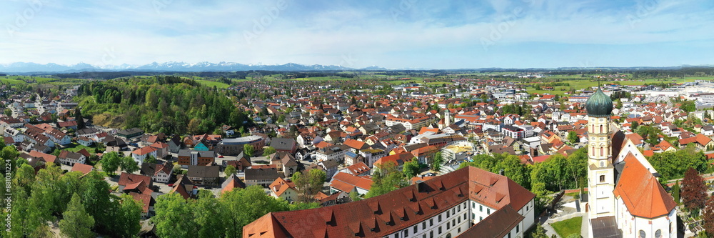 Obraz premium Luftbild der historischen Altstadt von Marktoberdorf mit Blick auf das Schloss und die Pfarrkirche St. Martin. Marktoberdorf, Ostallgäu, Schwaben, Bayern, Deutschland.