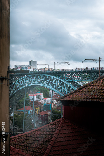 Vertical photograph of the Luis I bridge from the Guindais staircase, Porto