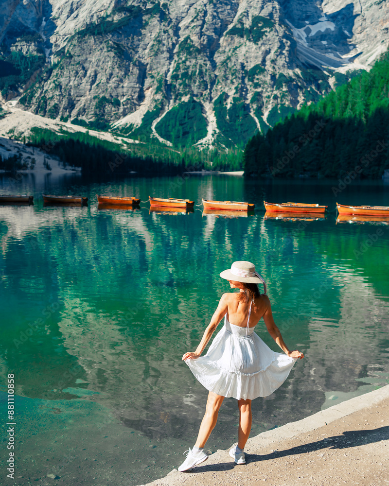 Φωτογραφία Woman in dress and hat visit the Lago Di Braies Lake in Italian Dolomites