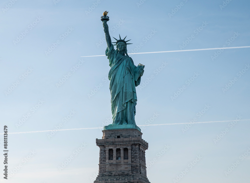 Obraz premium Statue of Liberty view in daylight with clear sky