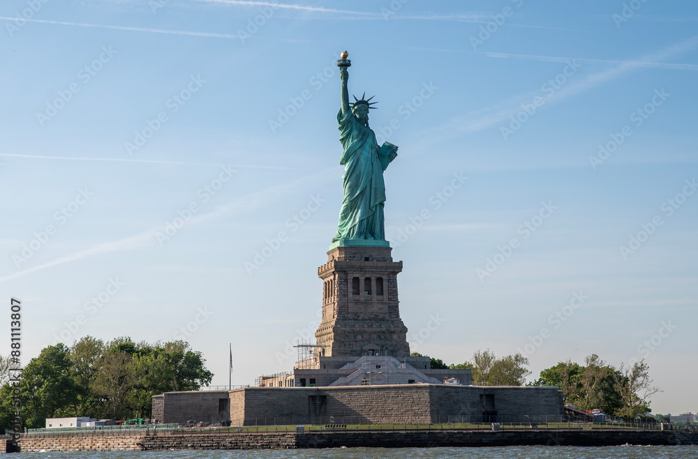 Fototapeta premium Statue of Liberty view from the sea with clear sky