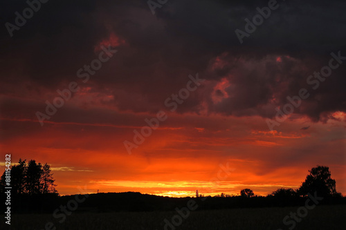 Coucher de soleil avant l'orage à Waltzing près d'Arlon, en Belgique. photo