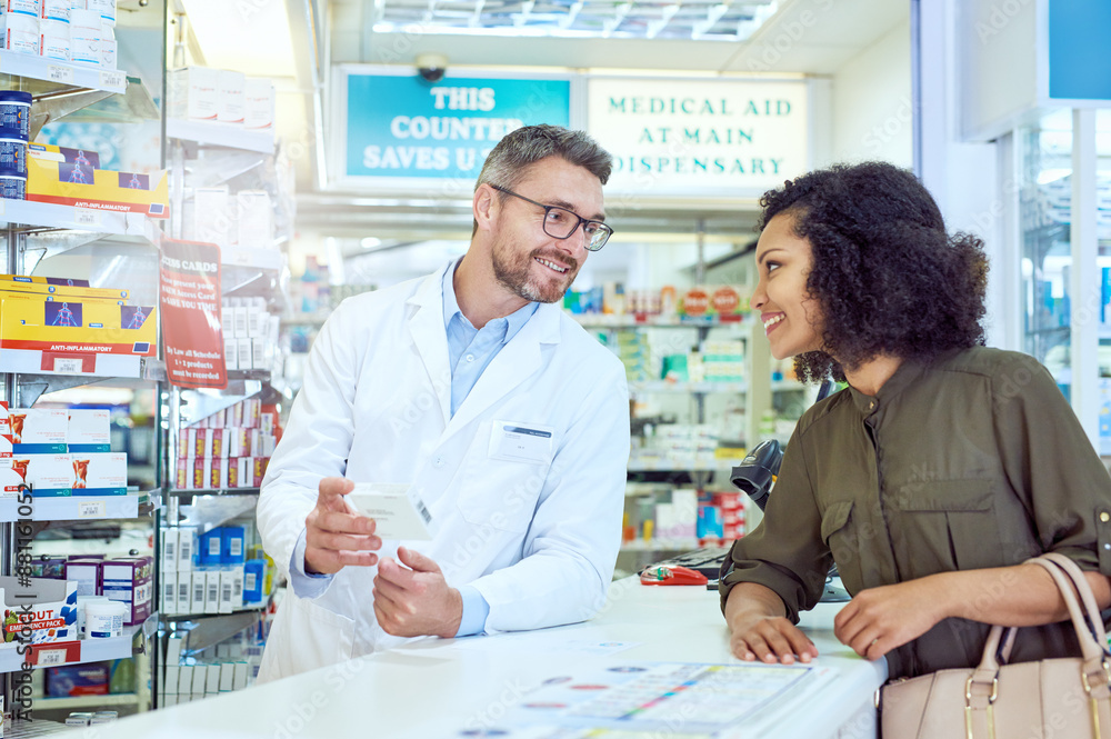Obraz premium Man, pharmacist and talking to customer with box for medication or healthcare advice at pharmacy. Mature medical employee consulting shopper with pharmaceutical drugs for side effects at dispensary