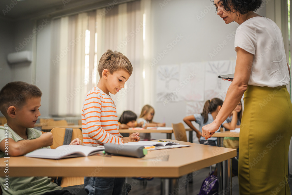 Obraz premium young caucasian boy stand and answer question of teacher