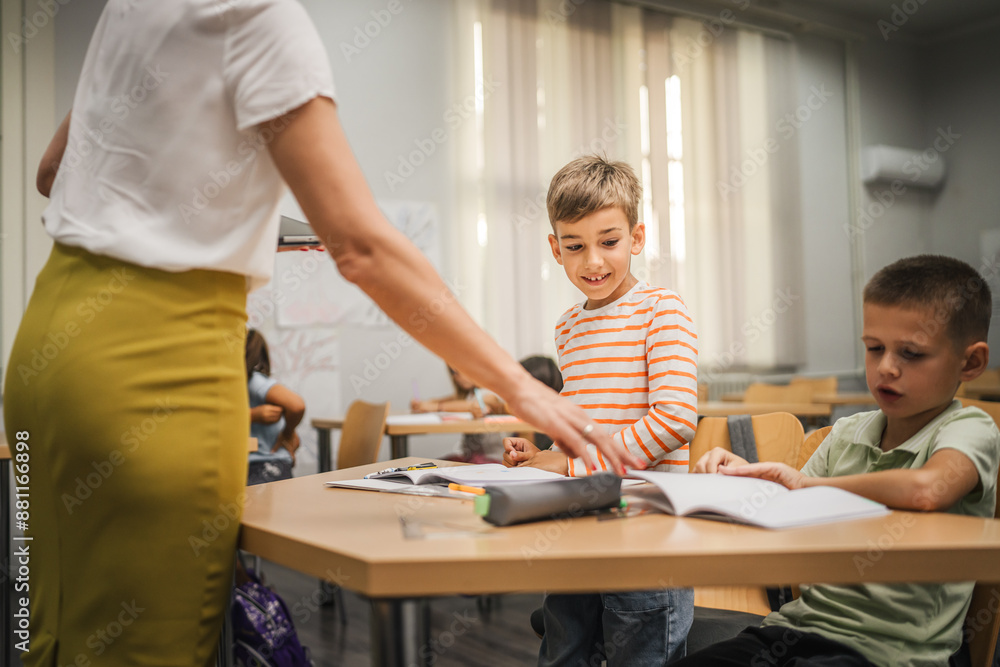 Obraz premium young caucasian boy stand and answer question of teacher