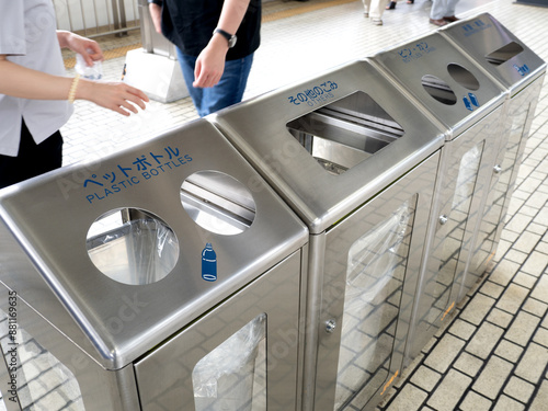 Tableau sur toile 新幹線ホームの分別用ゴミ箱
