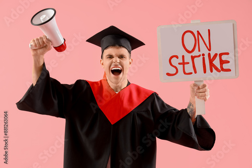 Protesting male graduate ho...