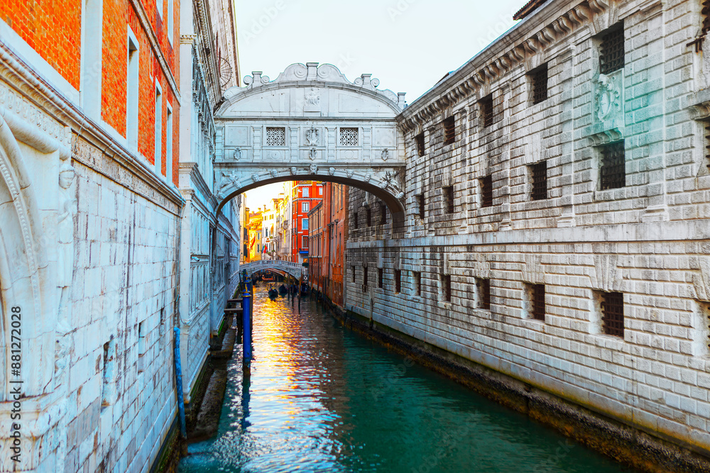 Obraz premium Bridge of Sighs in Venice, 17th century architecture. Scenic canal with a charming bridge crossing over the water