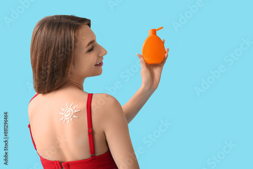 Young woman applying sunscr...