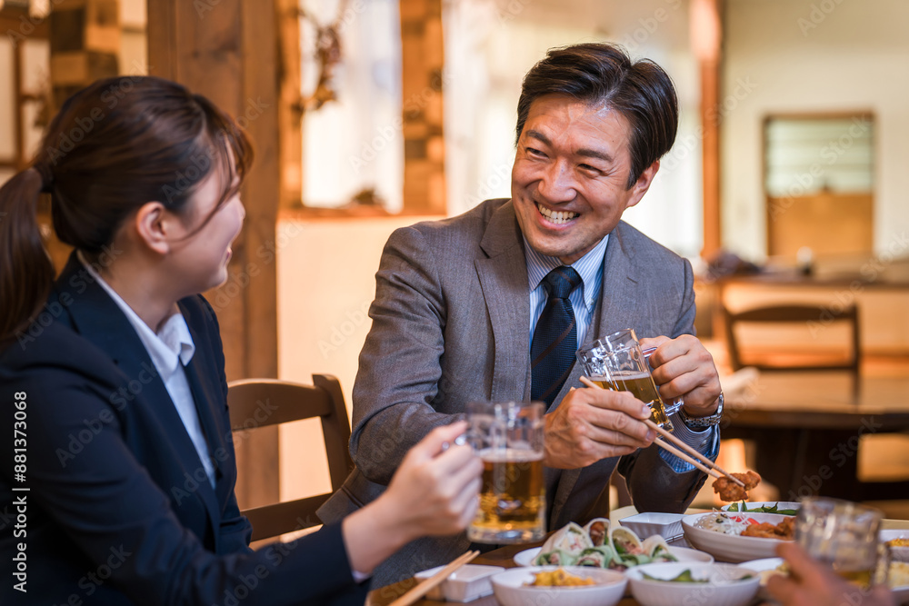 居酒屋で楽しい忘年会・新年会・飲み会・宴会をする仕事仲間・同僚・上司部下の男女
居酒屋で楽しい忘年会・新年会・飲み会・宴会をする仕事仲間・同僚・上司部下の男女