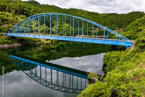 山にかかる青い橋（拡大）