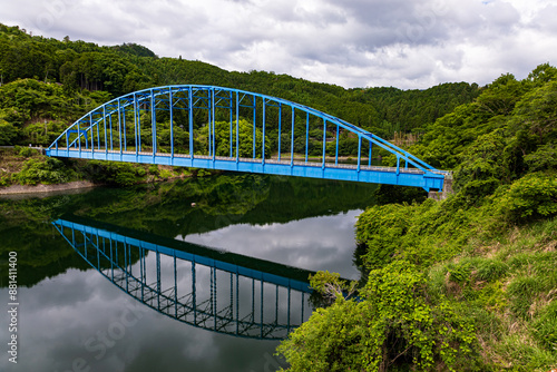山にかかる青い橋（広角）