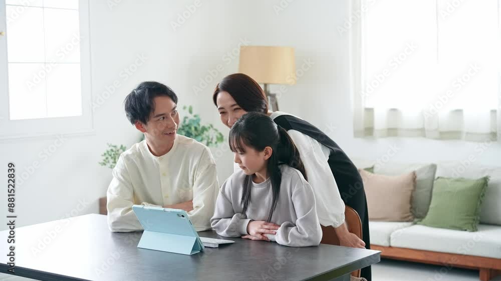 みんなでタブレットを見る家族