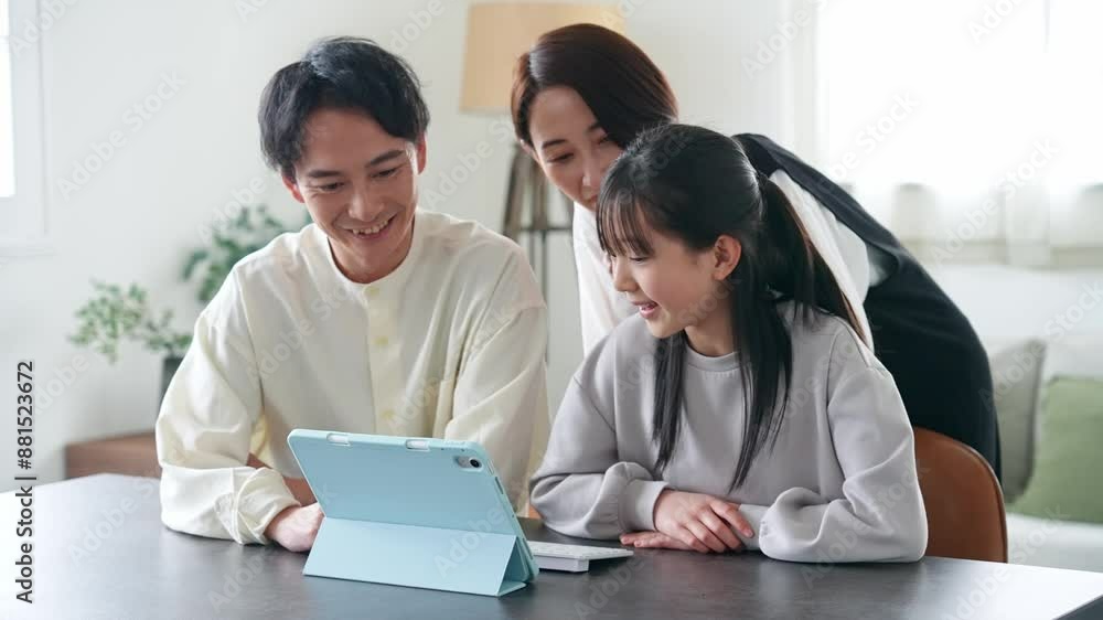 みんなでタブレットを見る家族 みんなでタブレットを見る家族
