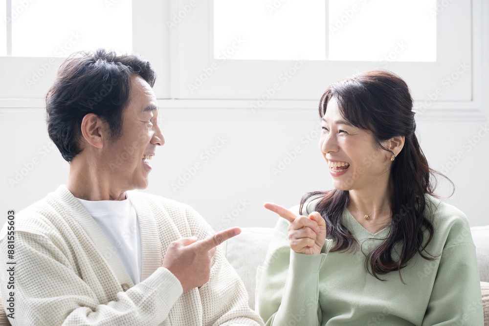 リビングでそれだ!決めた!と正解わかった笑顔のミドル夫婦のクローズアップ リビングでそれだ!決めた!と正解わかった笑顔のミドル夫婦のクローズアップ