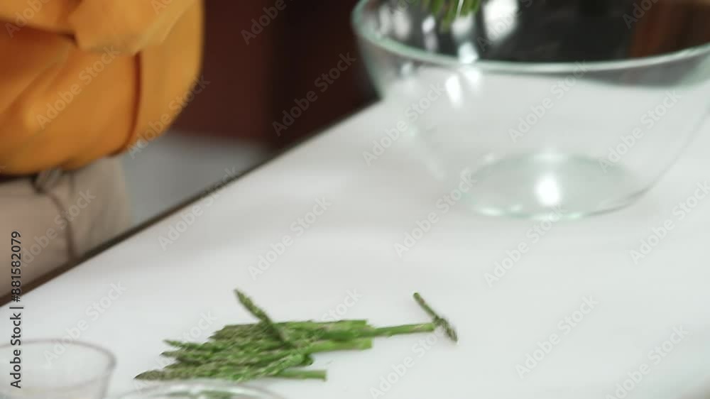 도마 위에서 신선한 아스파라거스를 손질하는 모습 도마 위에서 신선한 아스파라거스를 손질하는 모습