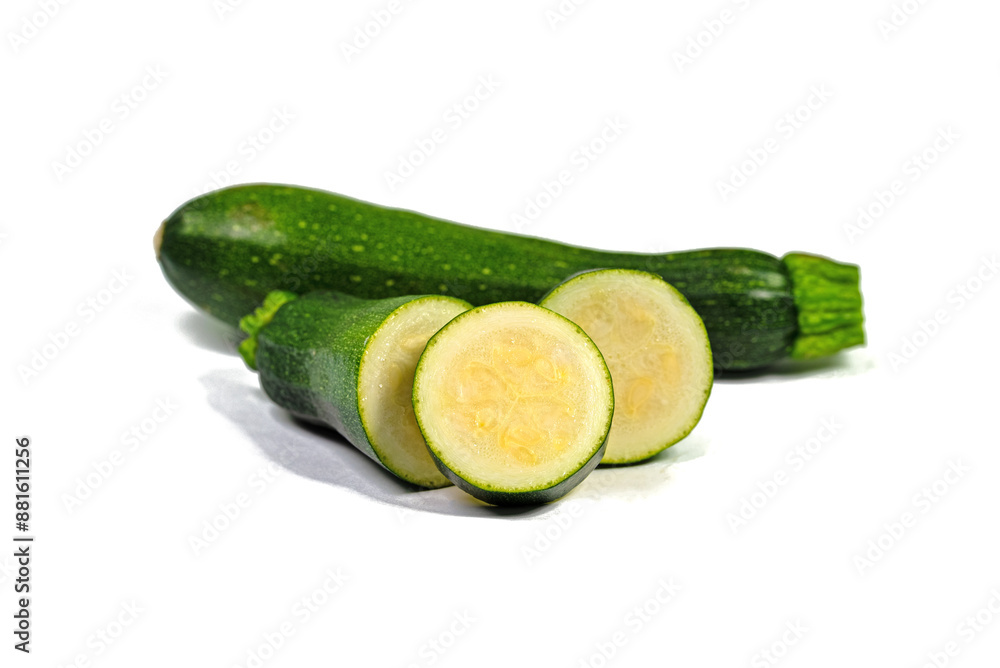 Zucchinis vor weißem Hintergrund Zucchinis vor weißem Hintergrund