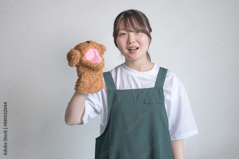 犬のおもちゃで遊ぶエプロンをした女性 犬のおもちゃで遊ぶエプロンをした女性