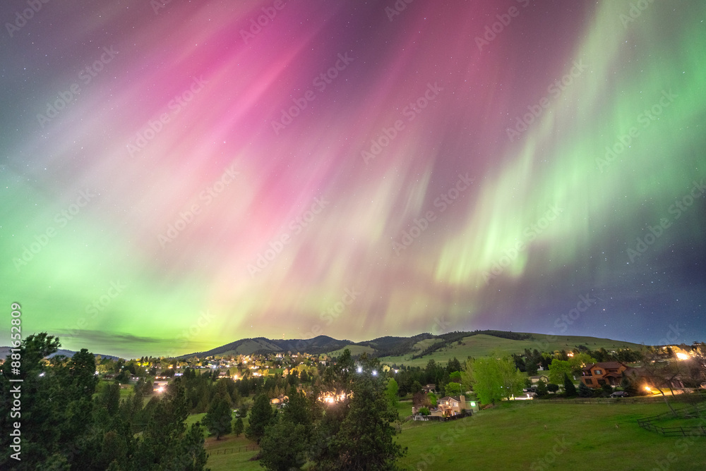 Obraz premium Beautiful Northern Lights Display Over Mountain Community