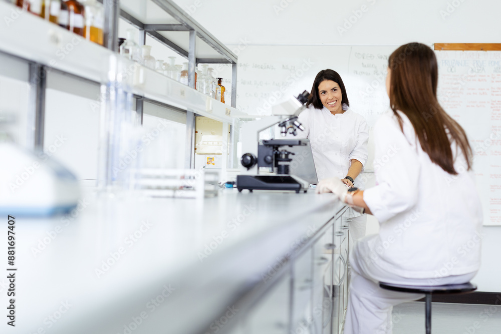 Obraz premium Two scientists working together in a bright laboratory.