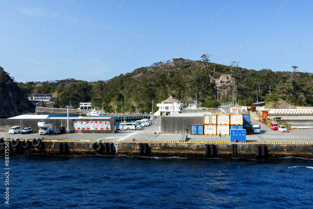 式根島の野伏港に接岸する東海汽船さるびあ丸。
埠頭の看板には「ようこそ式根島へ」と書かれている。
東京都伊豆諸島式根島 - 2021年3月。
式根島の野伏港に接岸する東海汽船さるびあ丸。
埠頭の看板には「ようこそ式根島へ」と書かれている。
東京都伊豆諸島式根島 - 2021年3月。