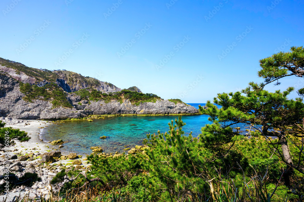 Fototapeta premium 式根島の美しい中の浦海水浴場。東京都伊豆諸島式根島 - 2021年3月27日。 