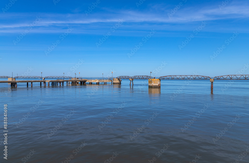 Fototapeta premium Pier by the Tagus river