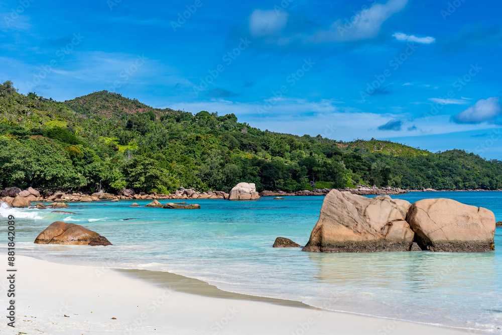 Fototapeta premium Plages paradisiaques des Seychelles avec une eau claire et transparente et ces rochers de granites