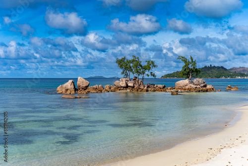 Plages paradisiaques des Seychelles avec une eau claire, transparente et ces rochers de granites photo