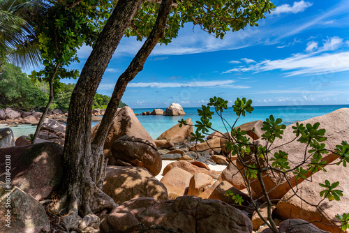 Plages paradisiaques des Seychelles avec une eau claire, transparente et ces rochers de granites