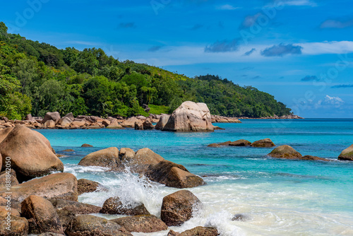 Tableau sur toile Plages paradisiaques des Seychelles avec une eau claire, transparente et ces roc