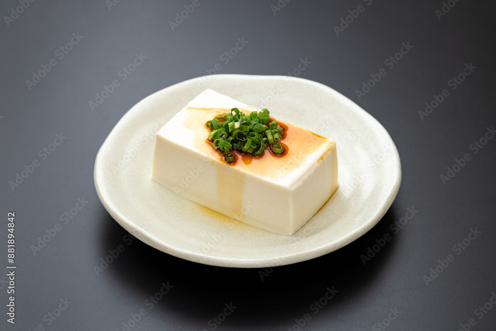 黒背景に木綿豆腐 黒背景に木綿豆腐